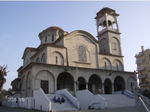 Ο Ιερός Ναός του Αγίου Παντελεήμονα με το παρεκκλήσι του Αγίου Χριστοφόρου κάτω αριστερά.