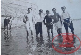 Καραμπουρνάκι, κάτω από εκεί που είναι σήμερα η Ναυτική Βάση του Πολεμικού Ναυτικού.