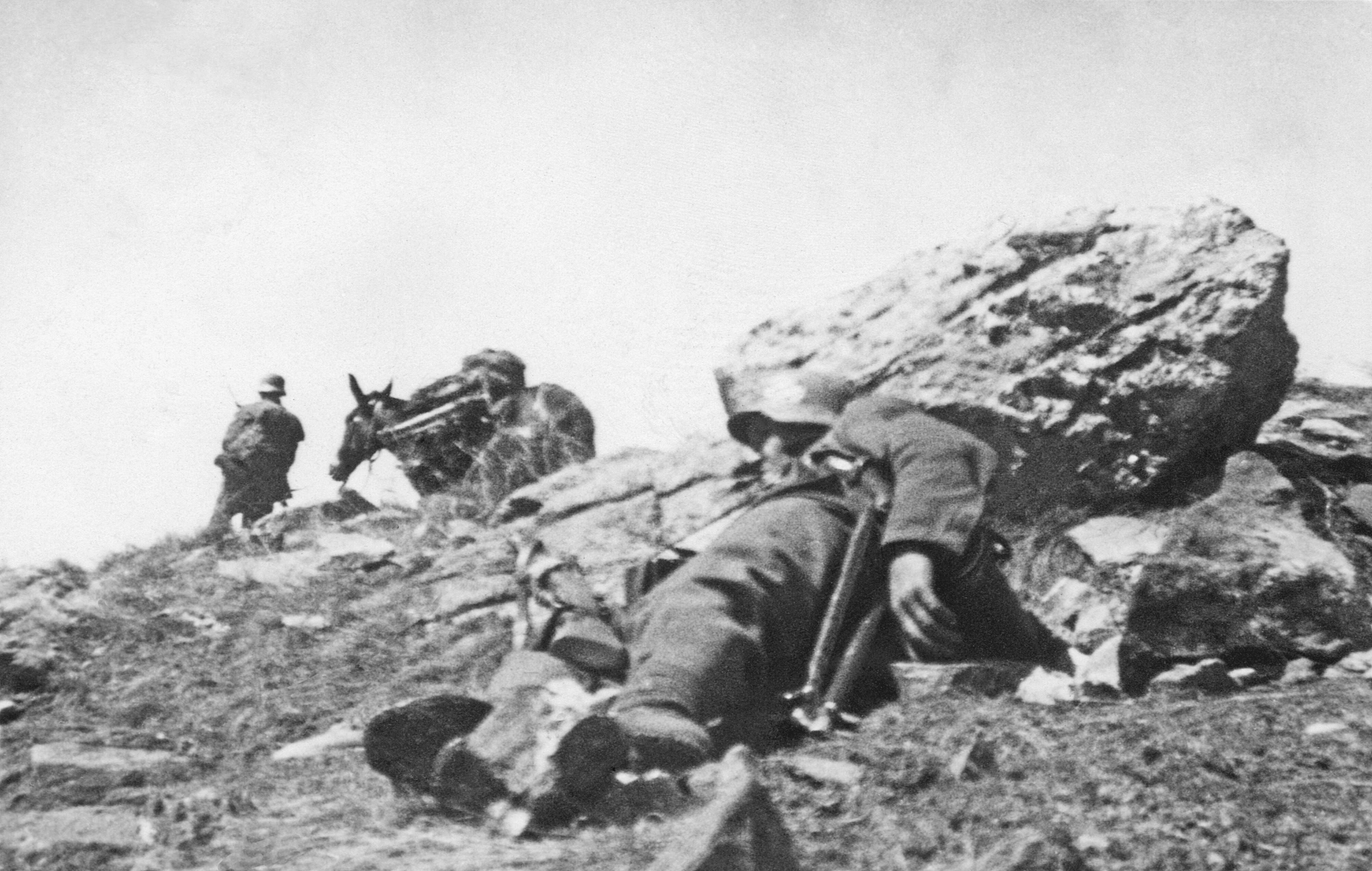 Περιοχή Σερρών, 6 Απριλίου 1941. Νεκρός Γερμανός σκαπανέας εφόδου με εξάρτηση κοπής συρματοπλέγματος μετά το πέρας της μάχης στην Ομορφοπλαγιά