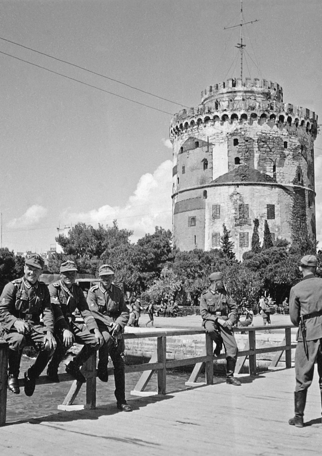 Θεσσαλονίκη, 10 Απριλίου 1941. Γερμανοί καταδρομείς της 6ης Ορεινής Μεραρχίας σε αναμνηστική φωτογραφία με φόντο το Λευκό Πύργο, μία μέρα μετά την κατάληψη της Θεσσαλονίκης, στις 9 Απριλίου 1941