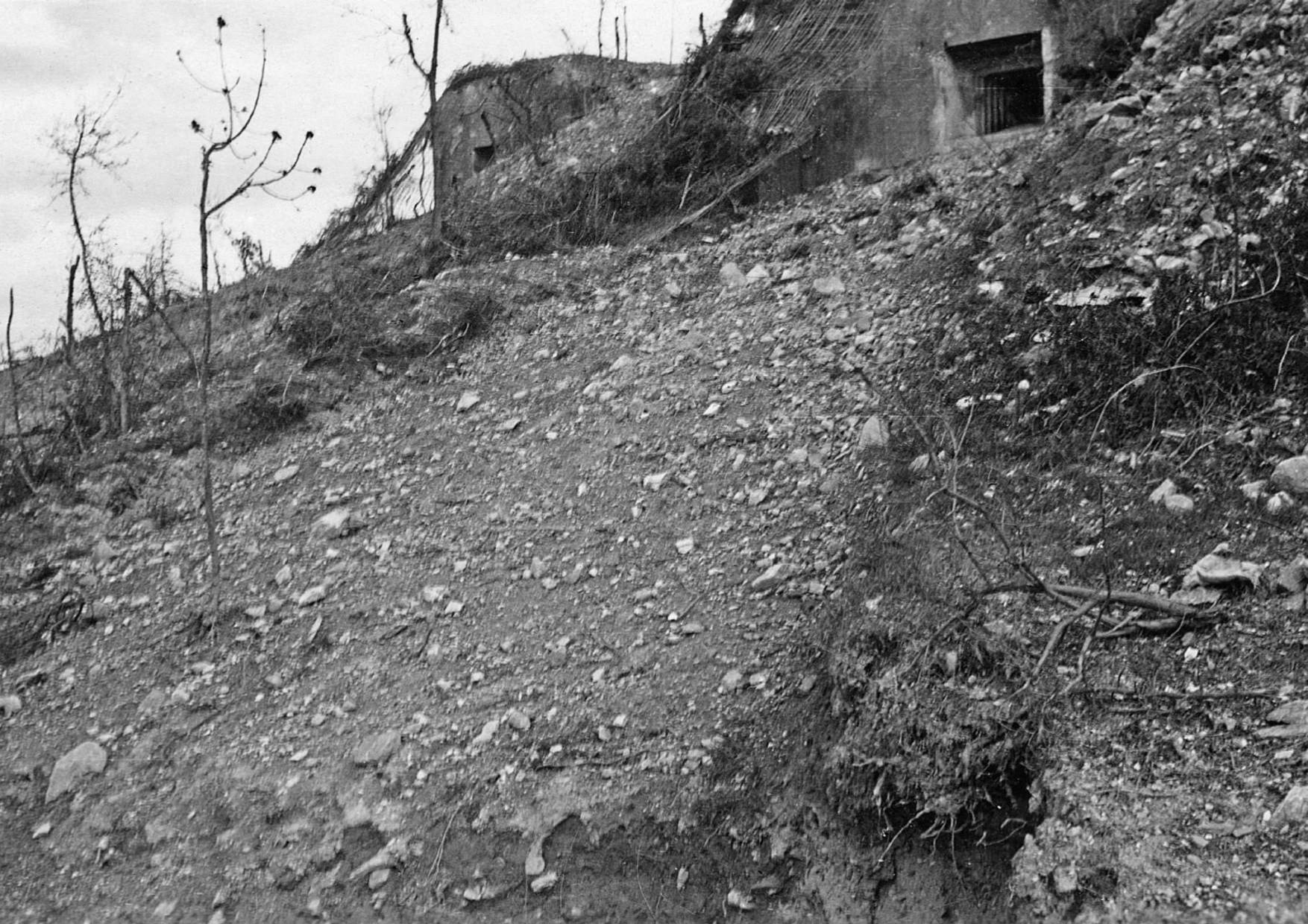 Απρίλιος 1941. Πυροβολεία ή πολυβολεία κάποιου ελληνικού οχυρού της Γραμμής Μεταξά