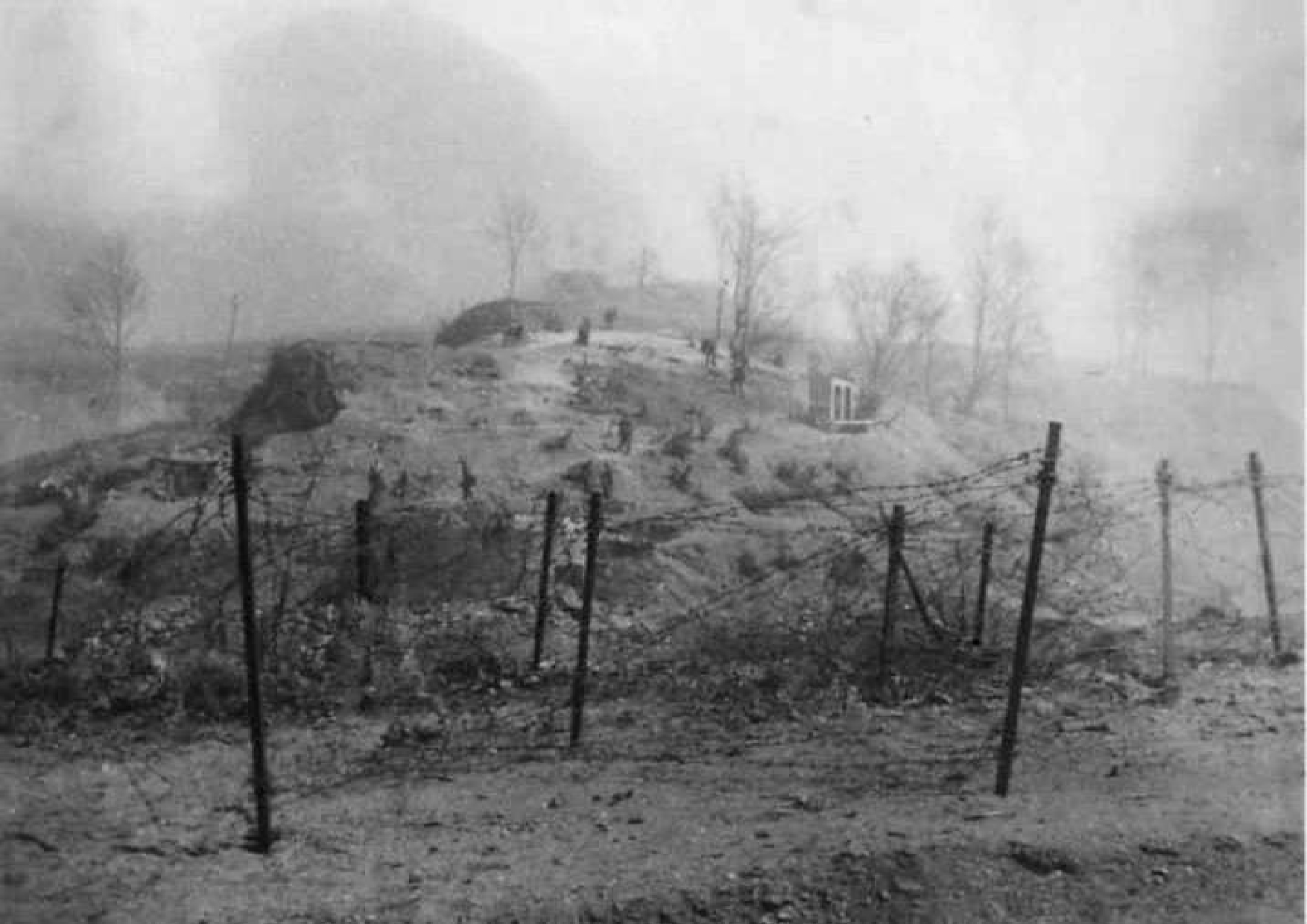 Περιοχή Σερρών, Απρίλιος 1941. Επίθεση γερμανικού πεζικού σε ελληνική θέση στο Οχυρό Ρούπελ που διακρίνεται από το συρματόπλεγμα και τη σκοπιά