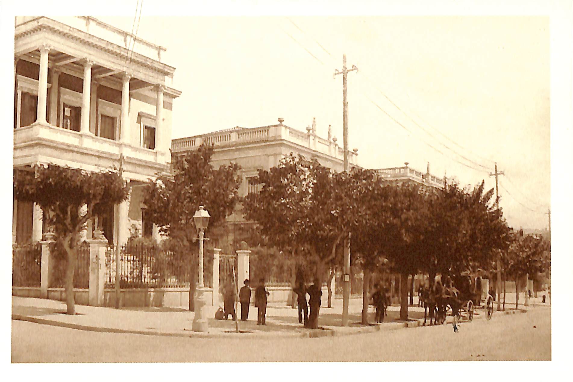 Η Οδός Κηφισίας στην Αθήνα το 1890. Στα αριστερά  νεοκλασικά κτίρια της εποχής