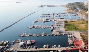 Η Μαρίνα της Αρετσούς και στο βάθος φαίνεται η Πλαζ οι Ναυτοπρόσκοποι και ο Ναυτικός Όμιλος Καλαμαριάς-Θεσσαλονίκης.