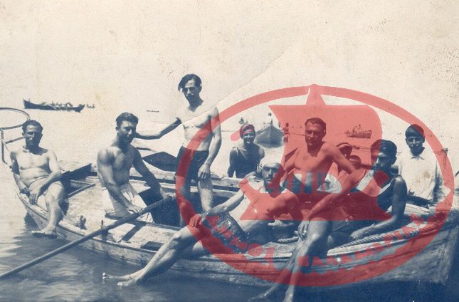 Αρετσού Προποντίδας. Στη πρύμη – πίσω – καθιστός στη βάρκα ο Πέτρος Τσαούσης και μπροστά ανάμεσα στους καθιστούς ο Λευτέρης Τσαούσης