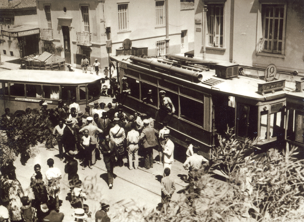 Το τραμ της γραμμής 12 που ακολουθούσε τη διαδρομή Ακαδημία - Βουλή- Σύνταγμα/Μητροπόλεως - Φιλελλήνων/Αγγλικανική Εκκλησία - Άγαλμα Βύρωνος - Μετς/Εθνικός - Στάδιον - Άγιος Σπυρίδων -Πλατεία Πλαστήρα -Άλσος/Πλατεία Παγκρατίου - Παγκράτι/Υμηττού, 20ος αι.