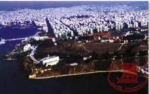 Αεροφωτογραφία το λιμανάκι του Ναυτικού Ομίλου Θεσσαλονίκης, το Παλατάκι, το Στρατόπεδο Κόδρα με τα κτίρια με σκεπές από κόκκινα κεραμίδια και το υπόλοιπο η Καλαμαριά.