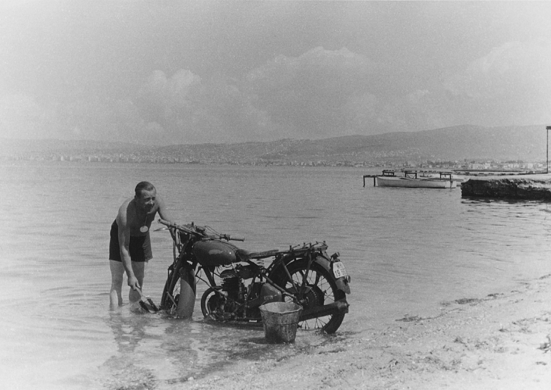 Θεσσαλονίκη, 10 Απριλίου 1941. Μία μέρα μετά την είσοδο των Γερμανικών στρατευμάτων στη Θεσσαλονίκη, ένας Γερμανός στρατιώτης περνά τον χρόνο του πλένοντας τη μοτοσικλέτα του στον Θερμαϊκό