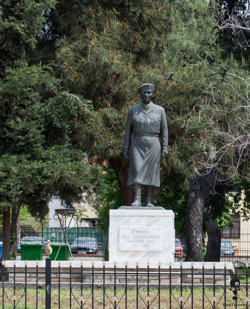 Το μνημείο ''Η Μάνα του Στρατιώτου Καλλιόπη Λύκα 1889-1982'' στον προαύλιο χώρο του 3ου  Σώματος Στρατού επί της Λεωφόρου Στρατού