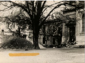 Το εσωτερικό του κατεστραμμένου Ι.Ναού της Αγίας Τριάδος Χαλκηδόνας.