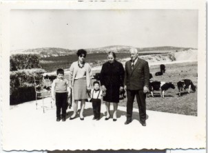 Η Μαρία Κουρμπέτη-Βογιατζή με τα δύο αγόρια της και τους γονείς της Χρυσάνθη και Δημήτρη, στο κτήμα της οικογένειας πίσω από τη μετέπειτα υπεραγορά Carrefour (σήμερα Σκλαβενίτης).