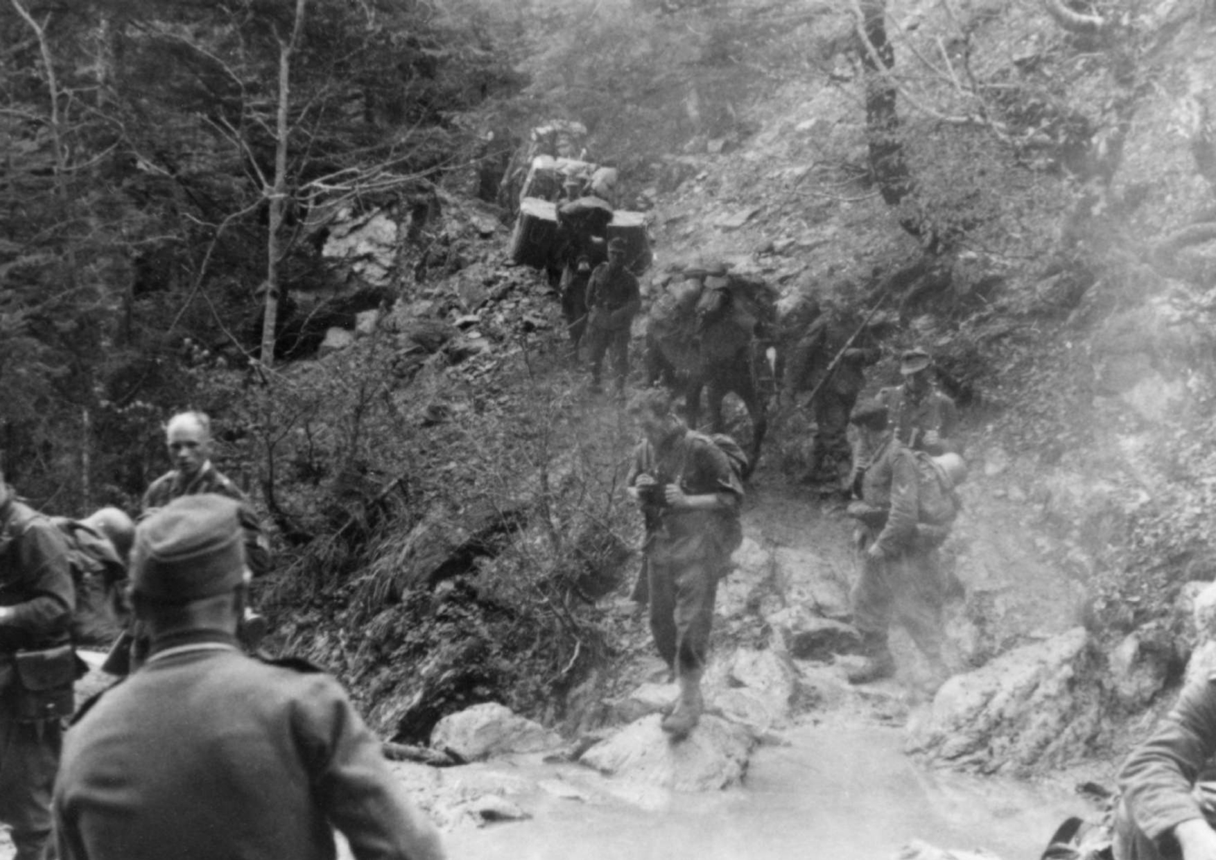 Περιοχή Σερρών, Απρίλιος 1941. Στιγμιότυπο από την προώθηση στο ελληνικό έδαφος των Γερμανών καταδρομέων της 6ης Ορεινής Μεραρχίας μέσω ορεινής διάβασης του Μπέλλες