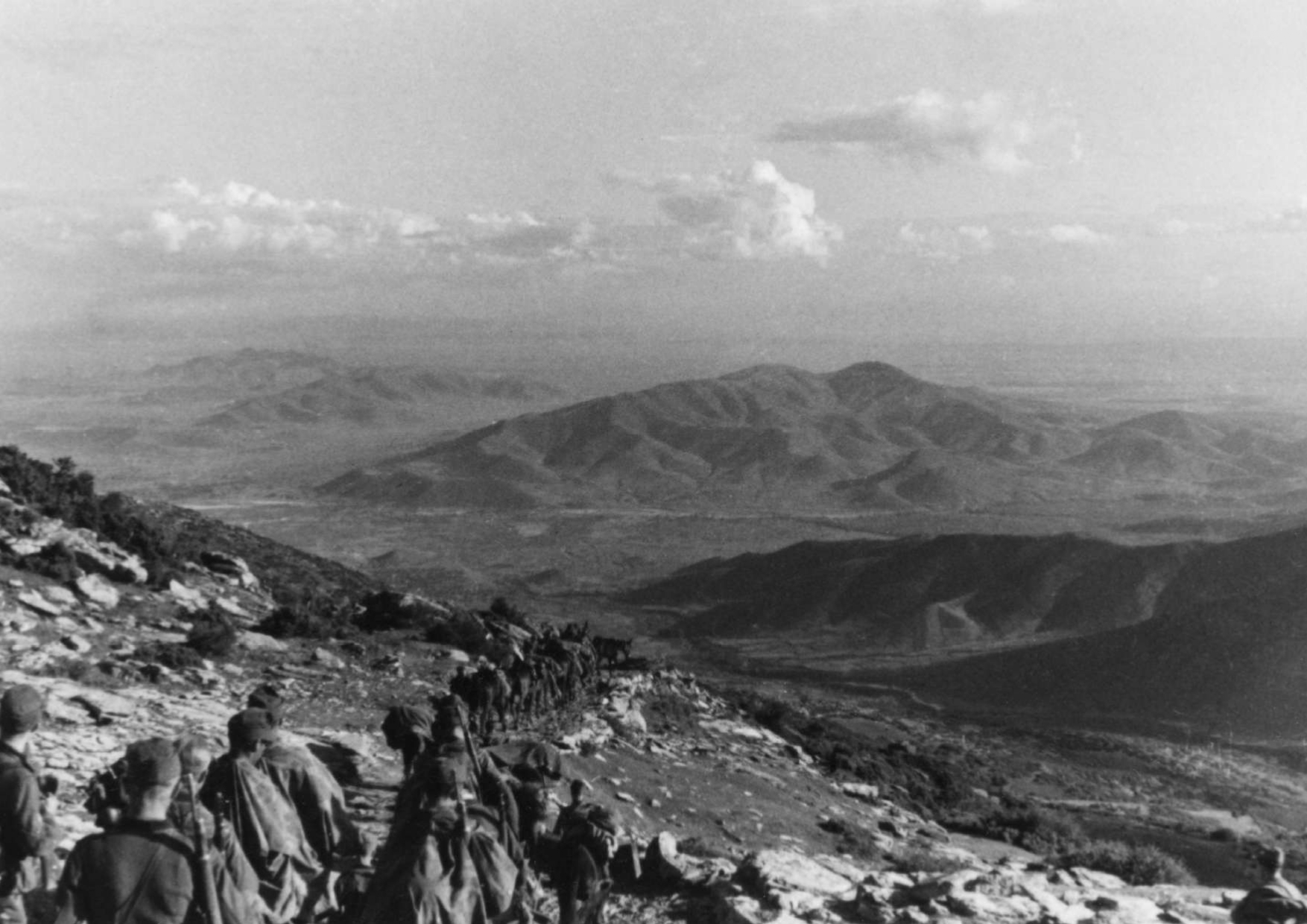 Περιοχή Σερρών, 6 Απριλίου 1941. Γερμανοί καταδρομείς της 6ης Ορεινής Μεραρχίας κατηφορίζουν πλαγιά του Μπέλες από την πλευρά της Ελλάδος