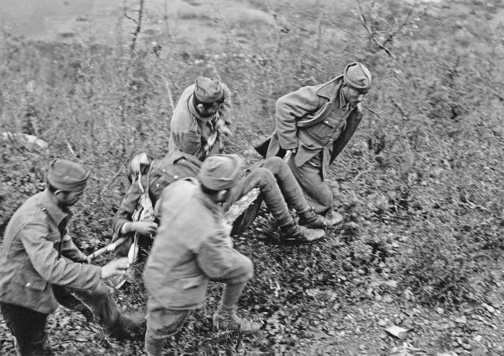 Περιοχή Σερρών, 8 Απριλίου 1941. Οχυρό Αρπαλούκι. Τέσσερις Έλληνες αιχμάλωτοι στρατιώτες μεταφέρουν το πτώμα συναδέλφου τους για ταφή