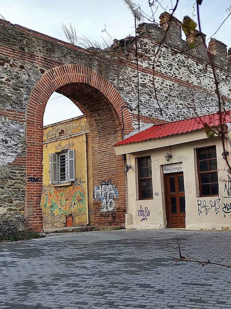 Η Παλαιά Πύλη του Βυζαντινού Τείχους της Θεσσαλονίκης επί της Οδού Παλαμίδου στην Άνω Πόλη Θεσσαλονίκης. Λήψη από τα βορειοανατολικά