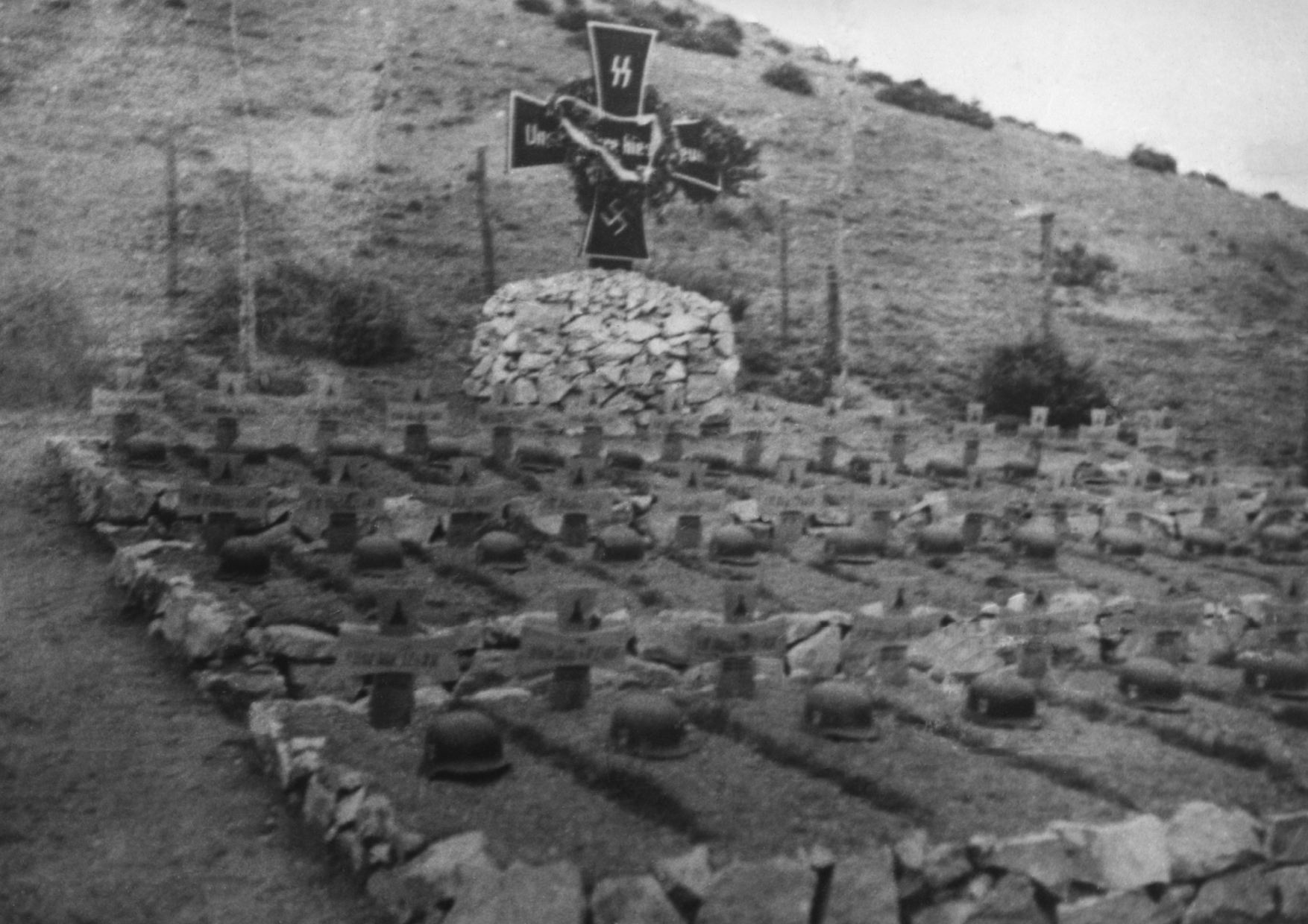 Απρίλιος 1941. Ένα από τα πολλά γερμανικά νεκροταφεία στη Γραμμή Μεταξά με δεκάδες τάφους στρατιωτών