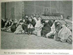 Στις αποβάθρες της Θεσσαλονίκης. Τουρκάλες περιμένουν την ώρα να επιβιβαστούν στα πλοία.