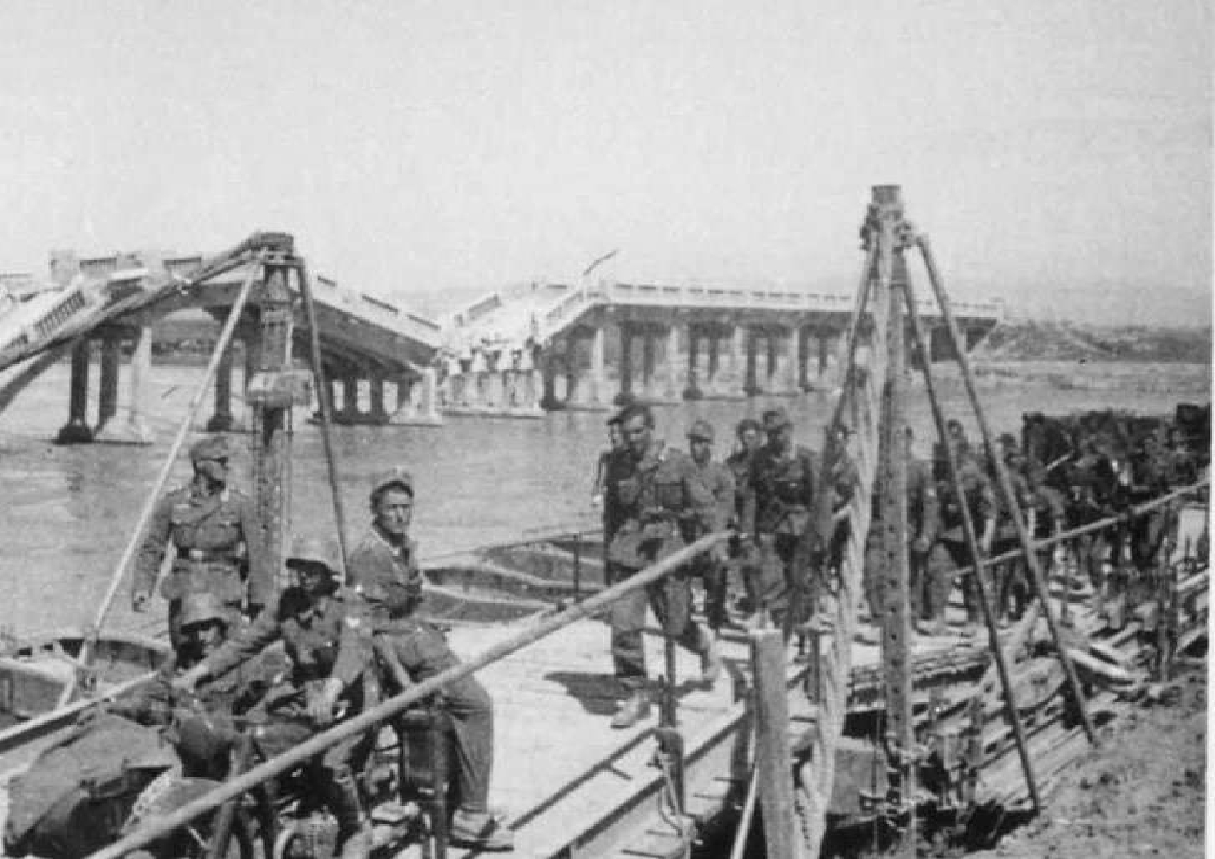 Περιοχή Σερρών, Απρίλιος 1941. Γερμανοί ορεινοί καταδρομείς διέρχονται την πρόχειρη γέφυρα του Στρυμόνα που κατασκεύασαν οι μηχανικοί τους προελαύνοντας προς τη στενωπό του Ρούπελ