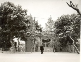 Χειμωνιάτικο τοπίο με το Δημήτρη Κουρμπέτη μπροστά στη μονοκατοικία του επί της Εθν. Αντιστάσεως (τότε Βασ. Όλγας).
