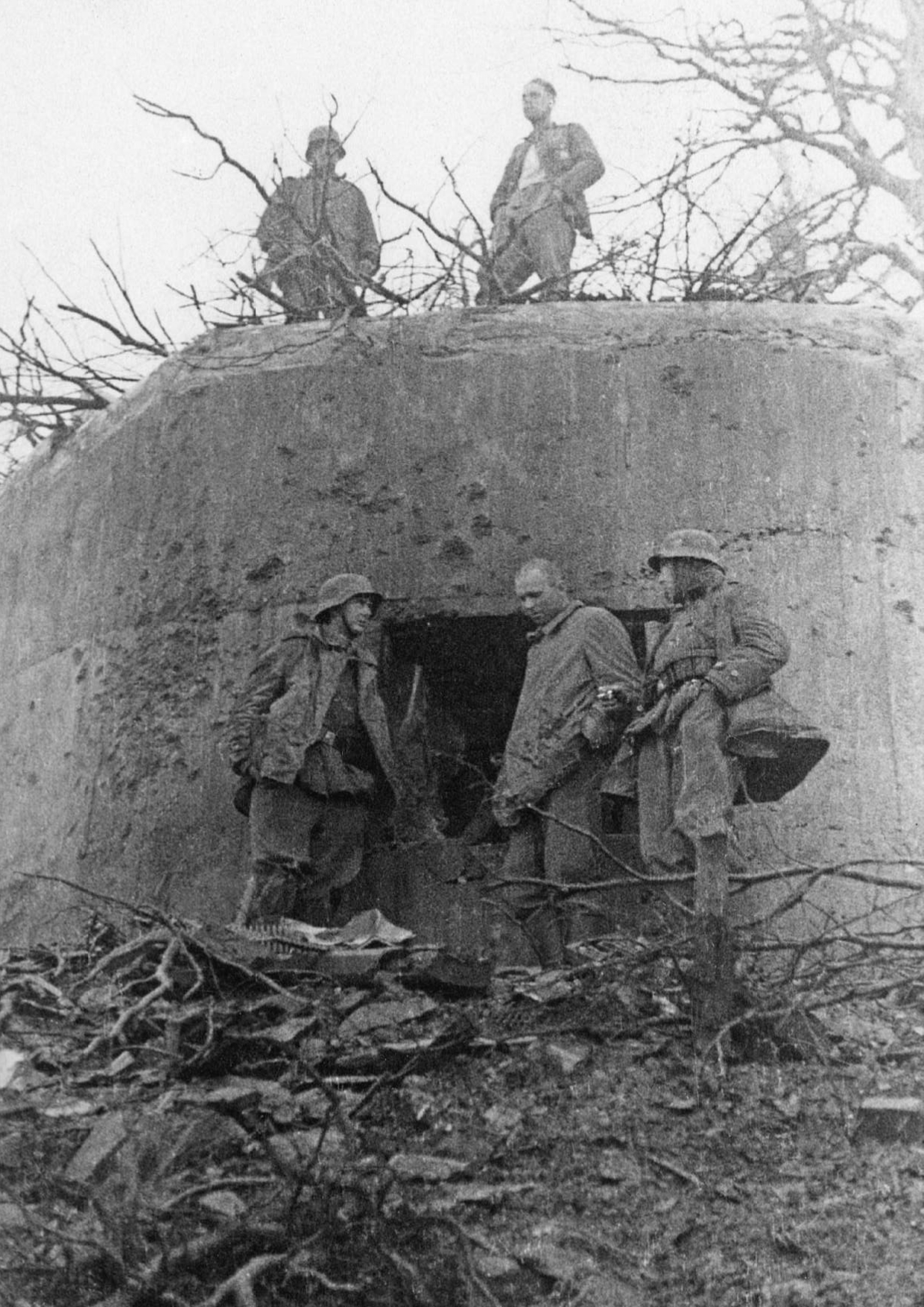 Περιοχή Σερρών, Απρίλιος 1941. Ομάδα Γερμανών στρατιωτών μπροστά σε ένα ελληνικό πολυβολείο ή πυροβολείο του Υποτομέα Θύλακος (πιθανότατα του Oχυρού Ποποτλίβιτσα)