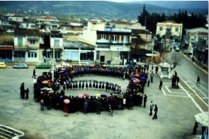Γυμνάσιο Κυργίων εκδήλωση για την Εθνική Γιορτή στην πλατεία του χωριού 1970.
