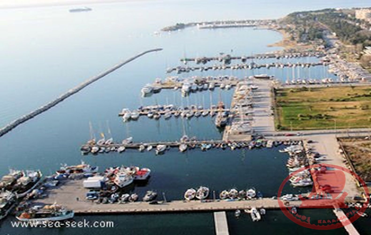 Η Μαρίνα της Αρετσούς και στο βάθος φαίνεται η Πλαζ οι Ναυτοπρόσκοποι και ο Ναυτικός Όμιλος Καλαμαριάς-Θεσσαλονίκης.