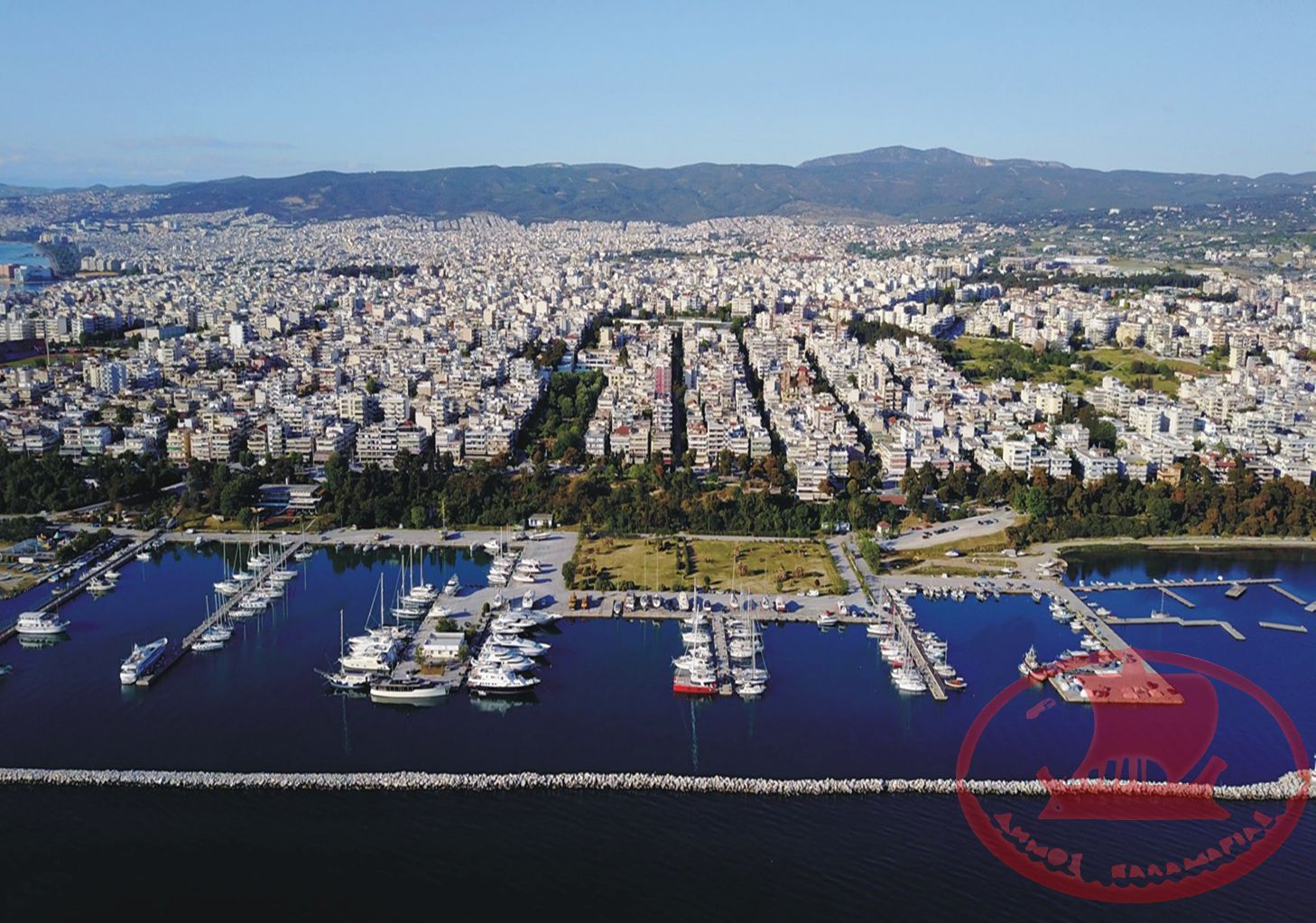 Αεροφωτογραφία της Μαρίνας Αρετσούς και του όλου σχεδόν του Δήμου Καλαμαριάς.