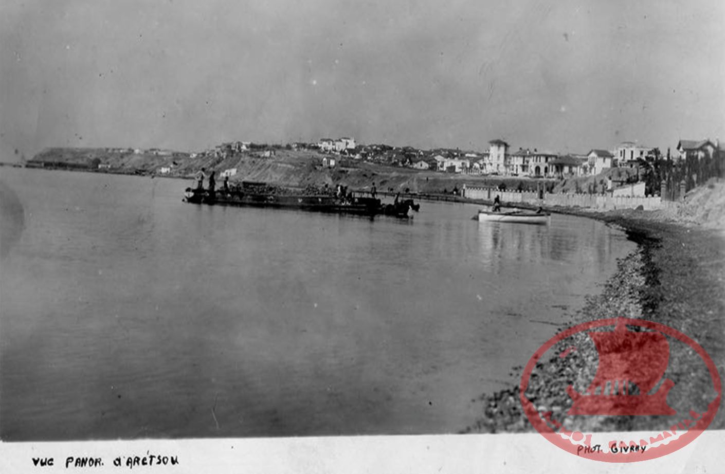 Η παραλία των Συνοικισμών Νέας Κρήνης και Αρετσούς, και στο βάθος το Κουρί, το Κατιρλί και το Παλατάκι