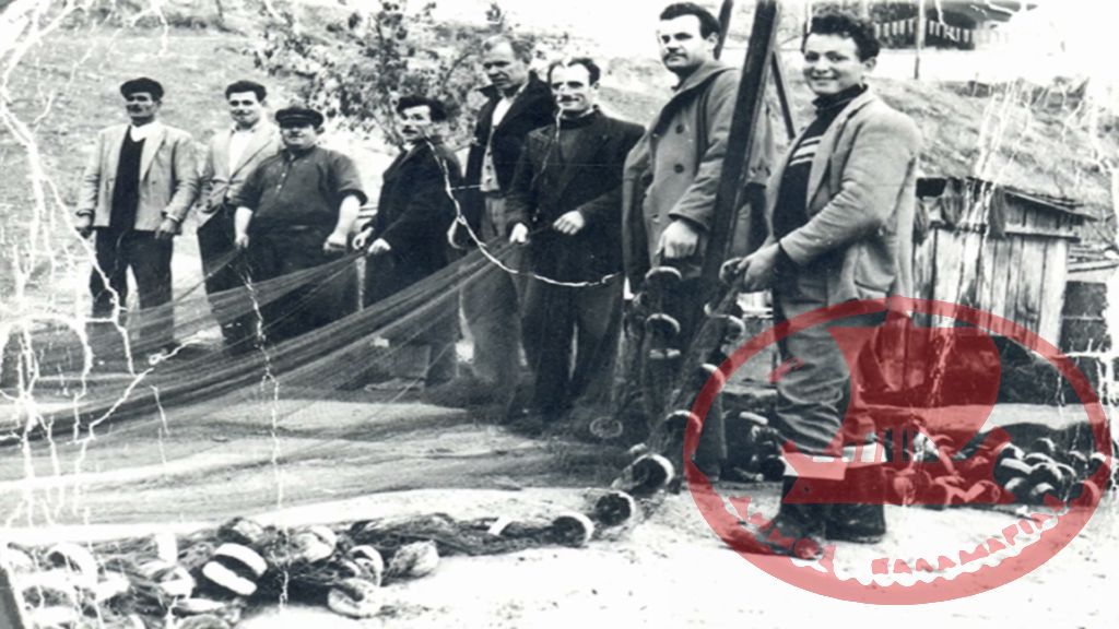 Αρετσού. Οι ψαράδες έχουν απλώσει το βαμβακερό δίχτυ και ψάχνουν για να βρουν τρύπες για να τις μερεμετίσουν