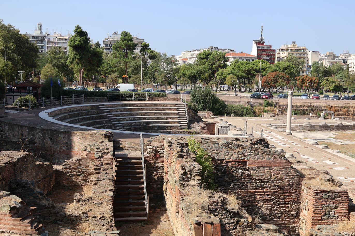 Το ωδείο της Αρχαίας Αγοράς της Θεσσαλονίκης. Λήψη από τον βορρά