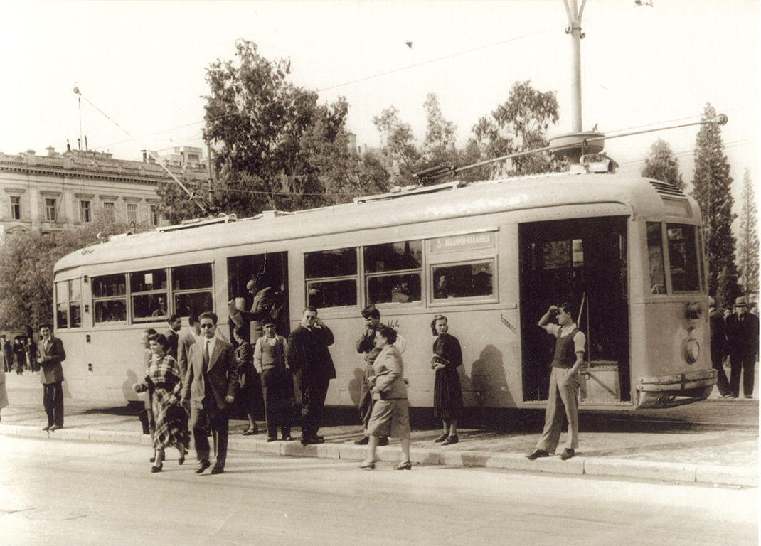 Επιβάτες κατεβαίνουν από βαγόνι του τραμ των Αθηνών, 20ος αι.