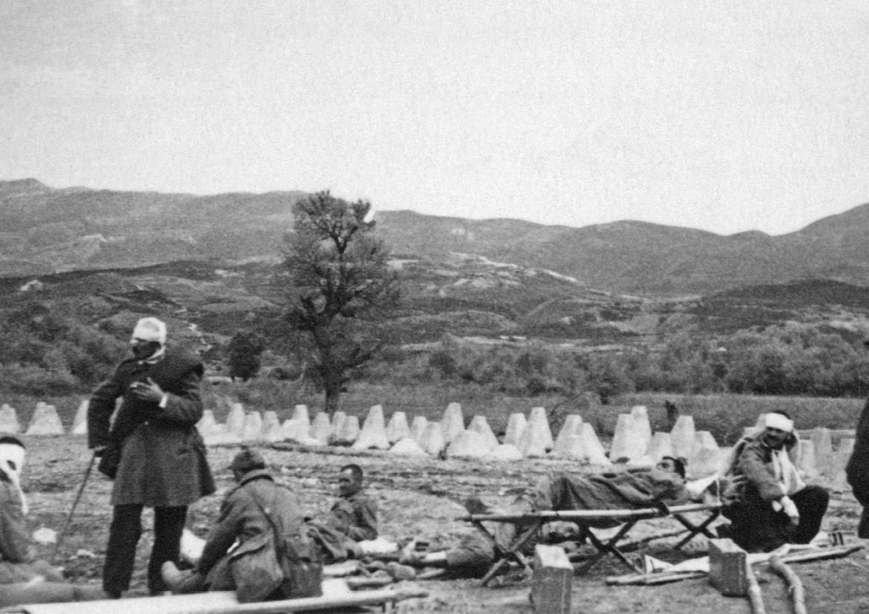 10 Απριλίου 1941. Έλληνες τραυματίες αμέσως μετά την παράδοση οχυρού στον υποτομέα Κάτω Νευροκοπίου Δράμας