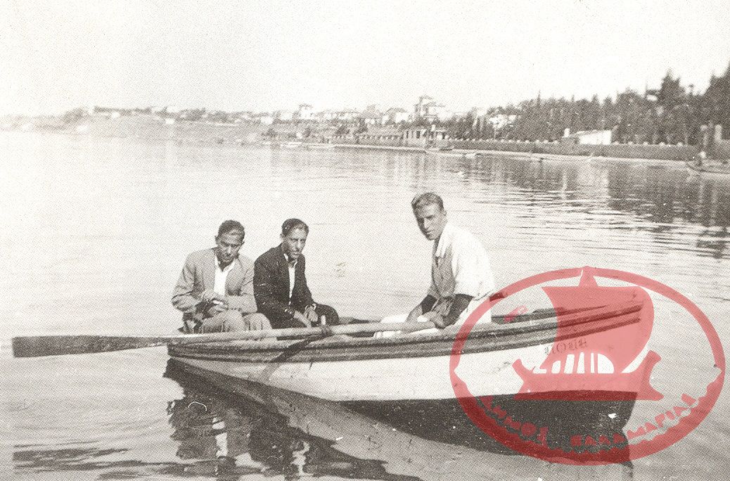 Στη βάρκα ‘’Πόπη’’, ανοιχτά της Νέας Κρήνης το 1934