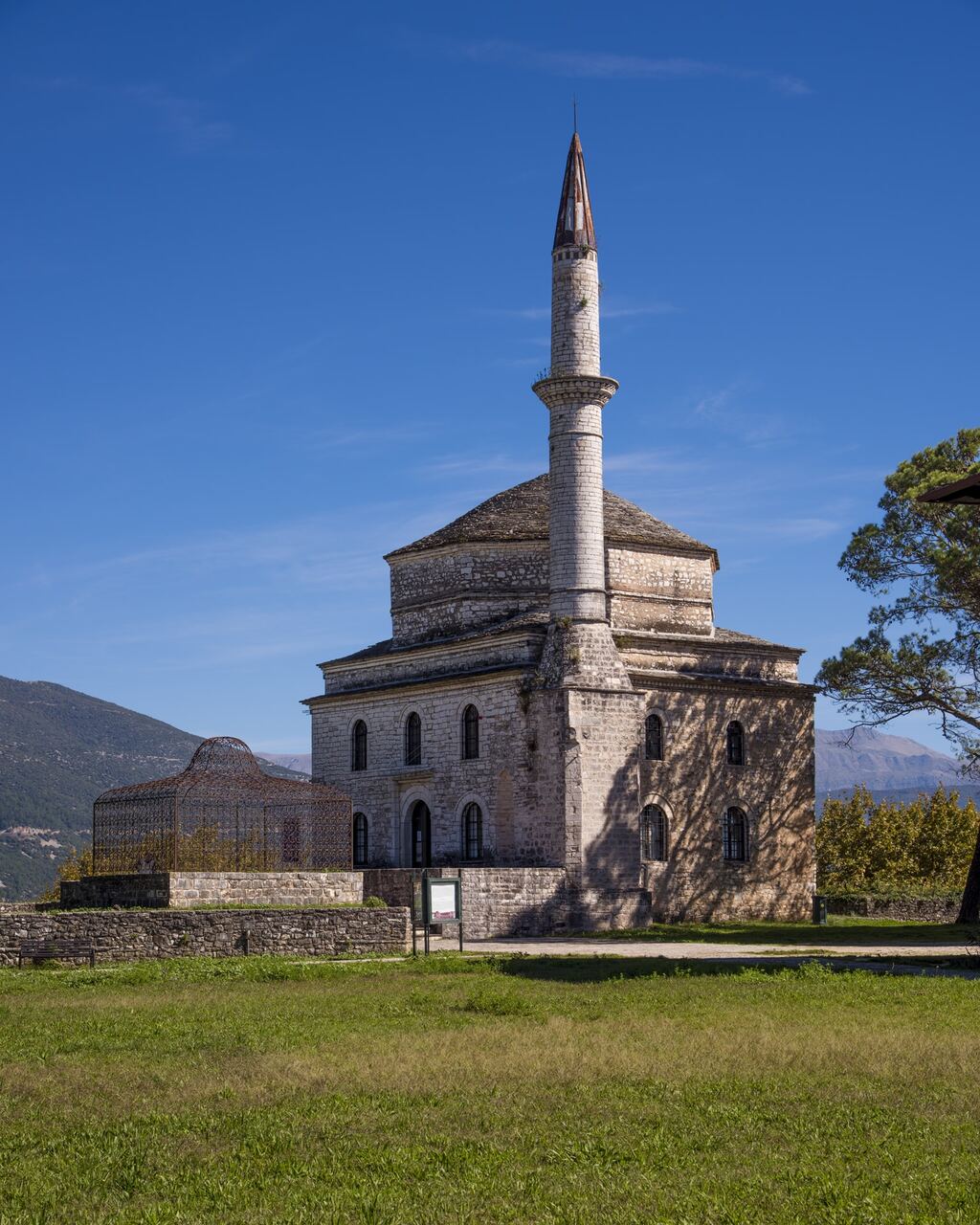 Το Φετιχιέ Τζαμί και ο Τάφος του Αλή Πασά στο Κάστρο Ιωαννίνων