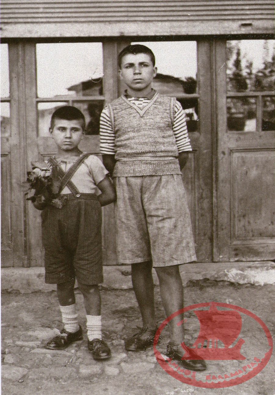 Καλαμαριά – Αρετσού. Ο Αντώνης Κελεμένης και ο αδερφός του Λάσκαρης από το Ρύσιο της Μικράς Ασίας, στην οδό Πασαλίδη, μπροστά στο μαγαζί του πατέρα τους, το 1935