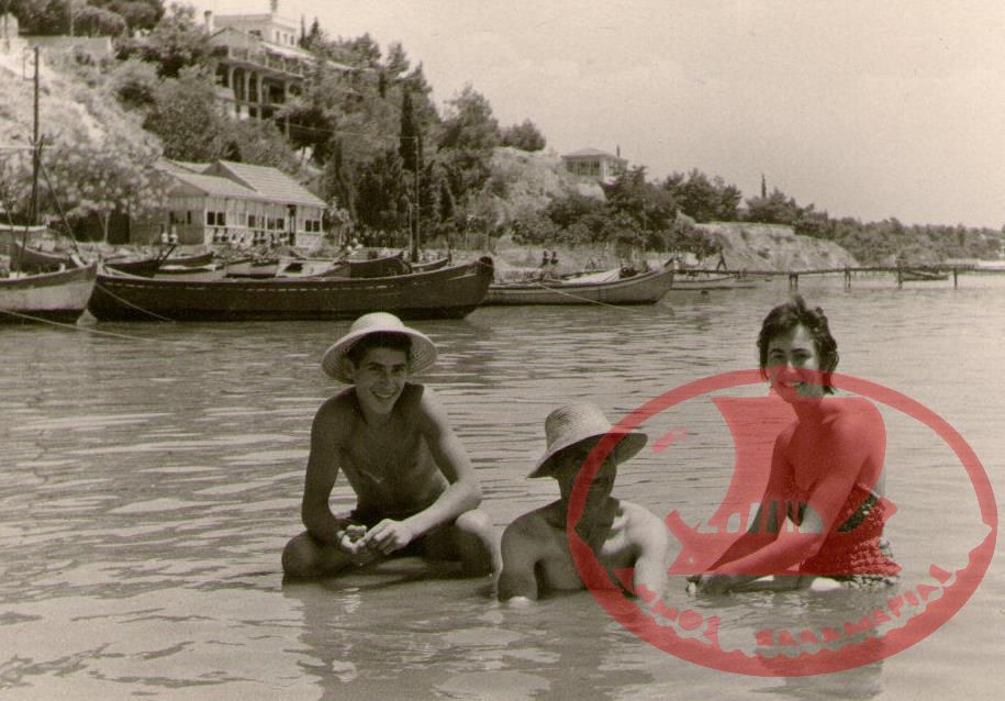 Οικογένεια Πέτρου Τσαούση για μπάνιο στην παραλία Αρετσούς