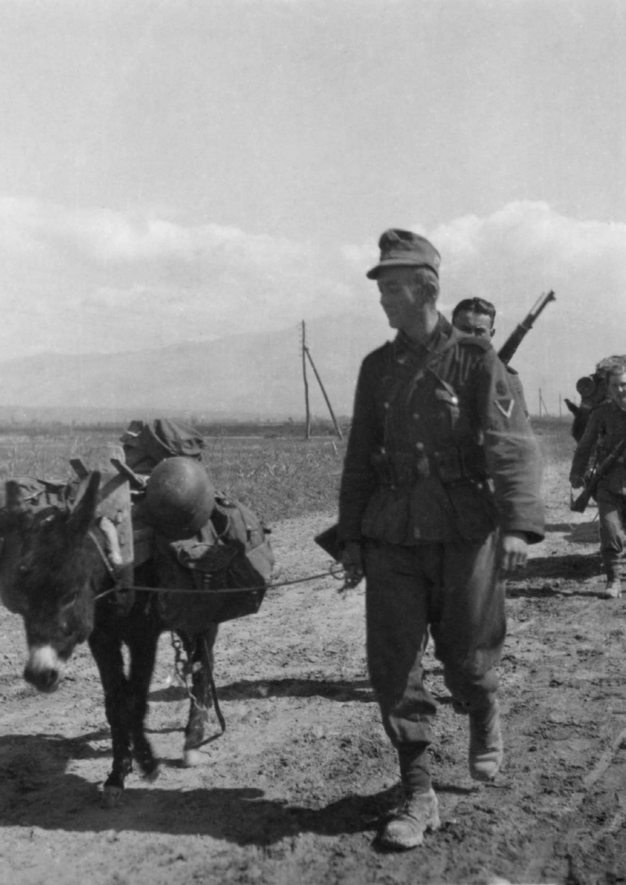 Περιοχή Σερρών, Απρίλιος1941. Γερμανοί στρατιώτες του 141ου Συντάγματος της 6ης Ορεινής Μεραρχίας μεταφέρουν προμήθειες για τους στρατιώτες στην πρώτη γραμμή στη Ροδόπολη