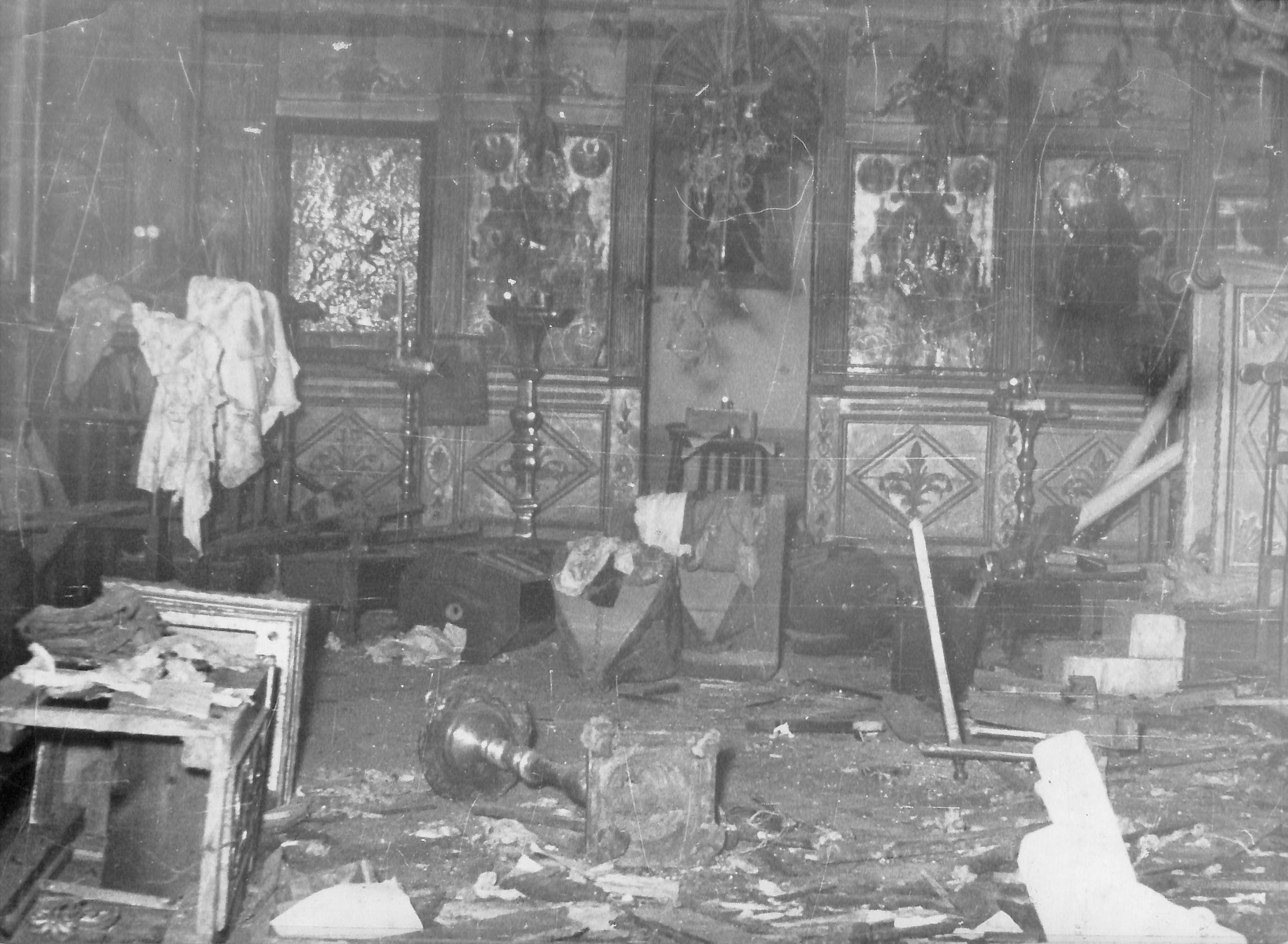 Εικόνα από την καταστροφή στο εσωτερικό του Ναού από τους Βανδάλους (Ι.Ναός Παναγίας Εγρί-Καπού)