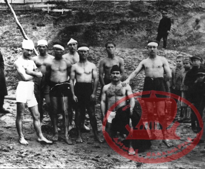 Θεοφάνια. Παραλία Αρετσούς. Αναμνηστική φωτογραφία των νέων που ανέσυραν τον Σταυρό της Εκκλησίας του Αγίου Νικολάου από τη θάλασσα