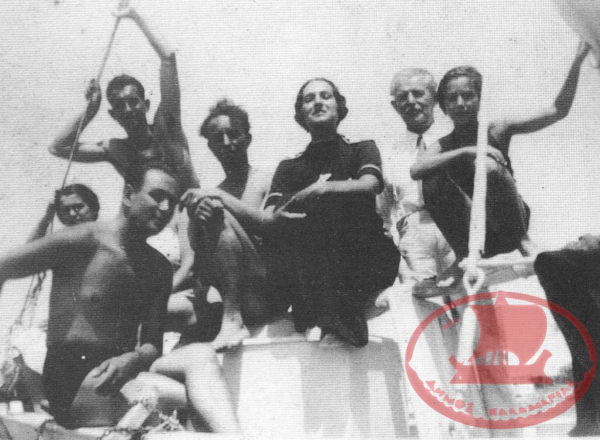 Αρετσού. Οι κάτοικοι των επαύλεων και οι φίλοι τους απολαμβάνουν την τότε καθαρή θάλασσα μπροστά στα σπίτια τους, και επάνω σε ένα Ιστιοπλοϊκό σκάφος