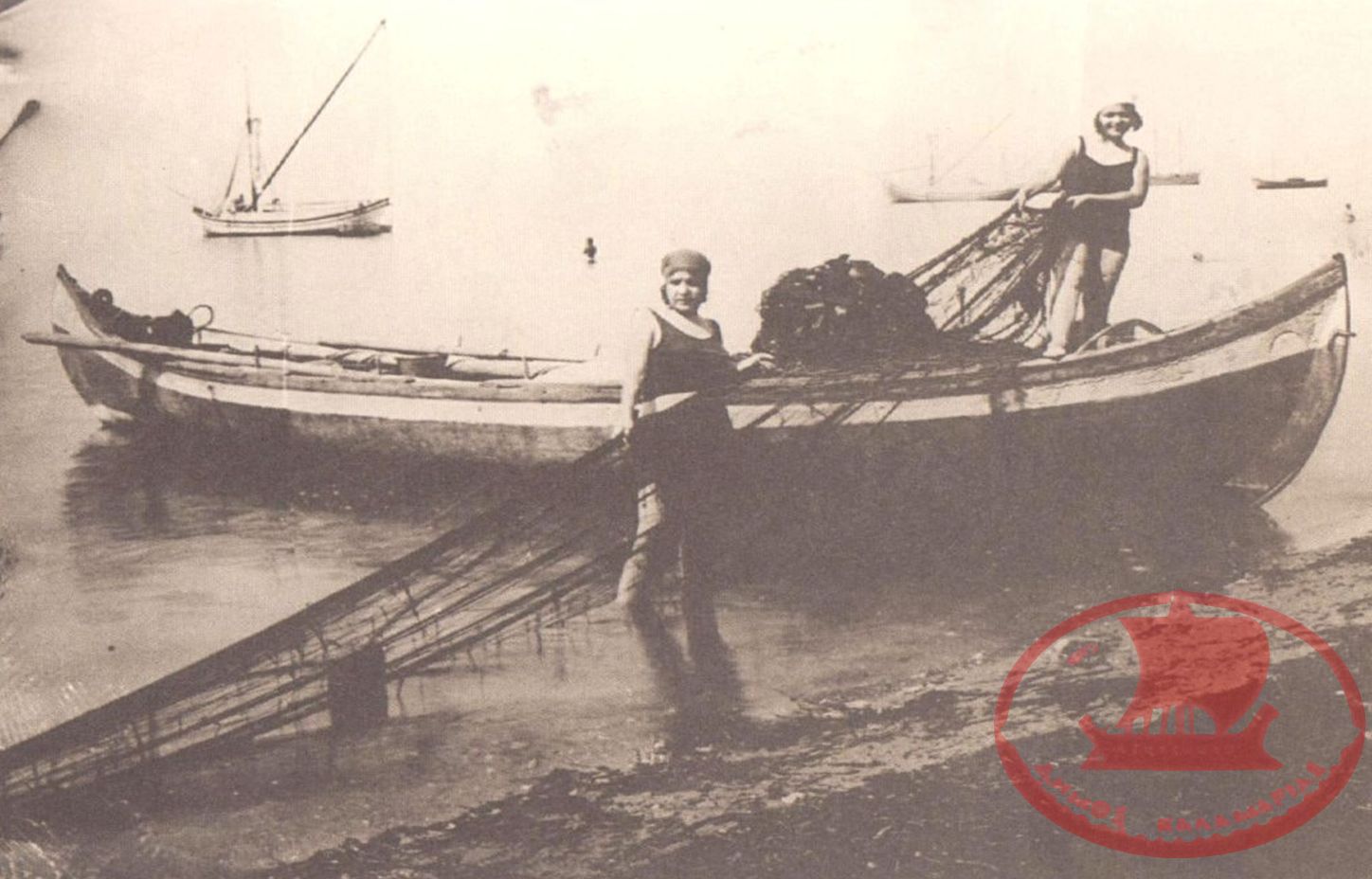 Καλοκαίρι στην παραλία της Αρετσούς. Νεαρές κοπέλες με τα μαγιό τους ανεβάζουν τα δίχτυα στο Σία Καΐκι στα χρόνια του Μεσοπολέμου
