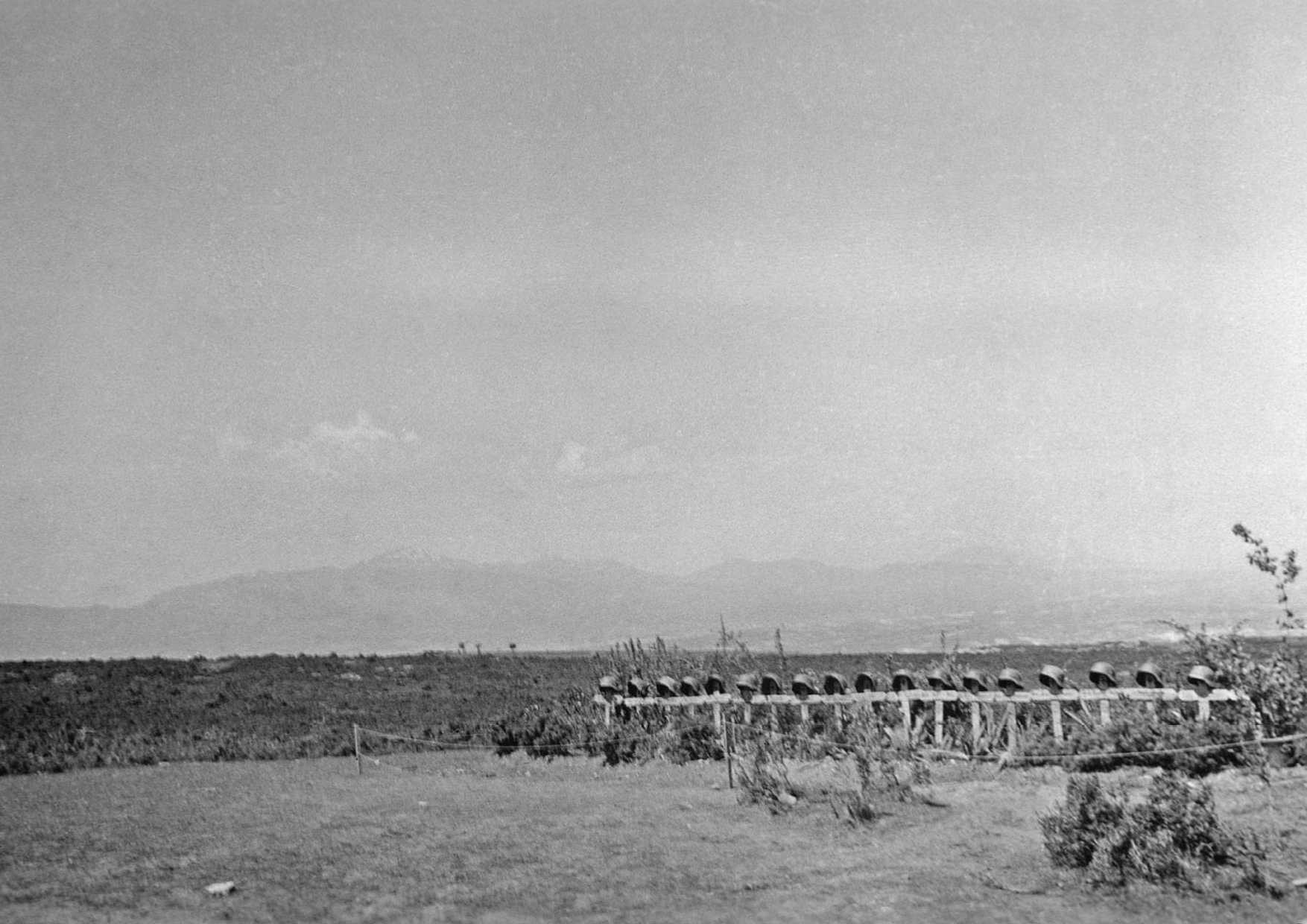 Περιοχή Σερρών, Απρίλιος 1941. Γερμανικό νεκροταφείο στο Οχυρό Ρούπελ για τους πεσόντες κάποιου λόχου του 125ου Συντάγματος Πεζικού. Στο βάθος η πεδιάδα του Στρυμόνα