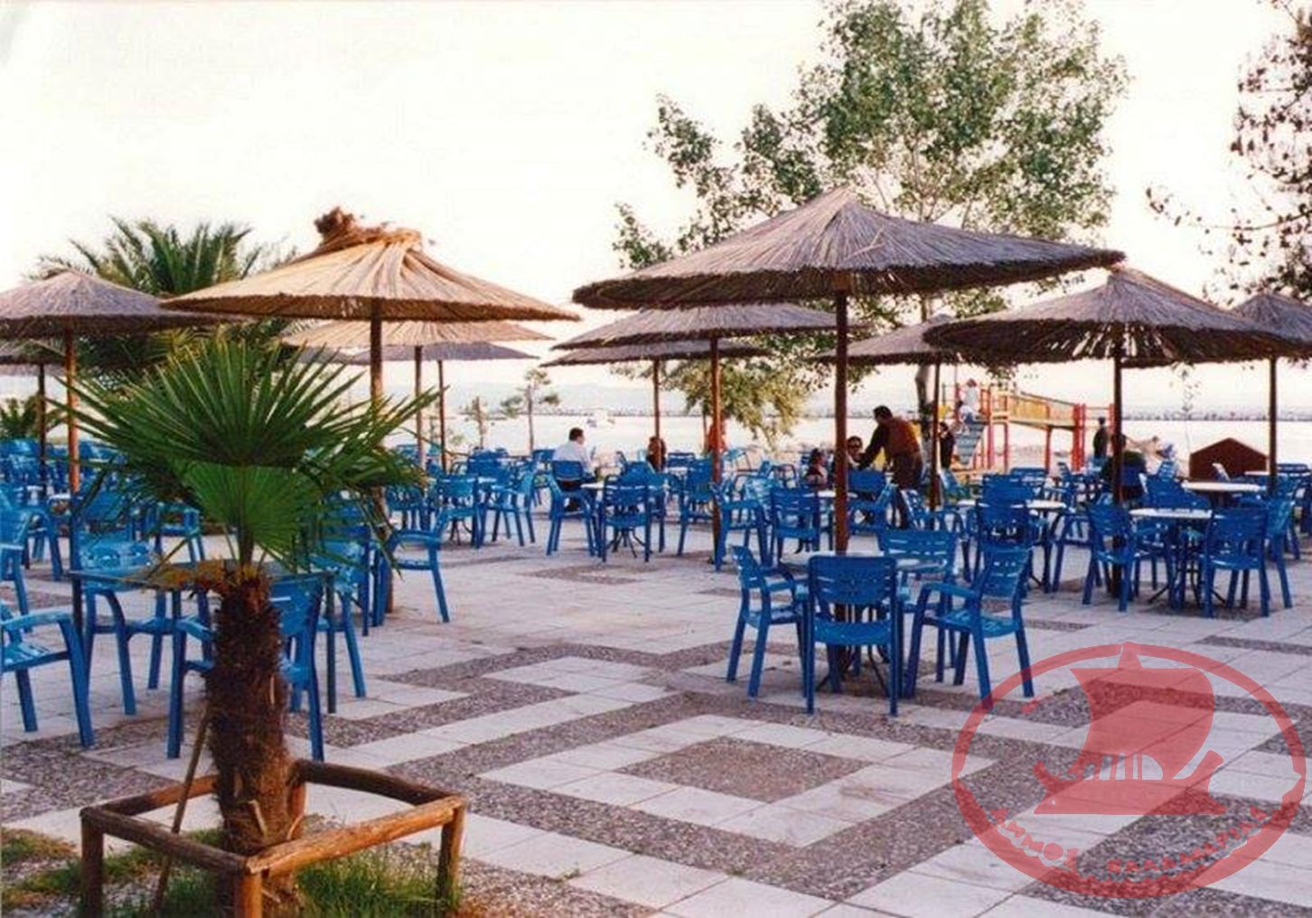 Η Πλαζ Αρετσούς με το αναψυκτήριο της.