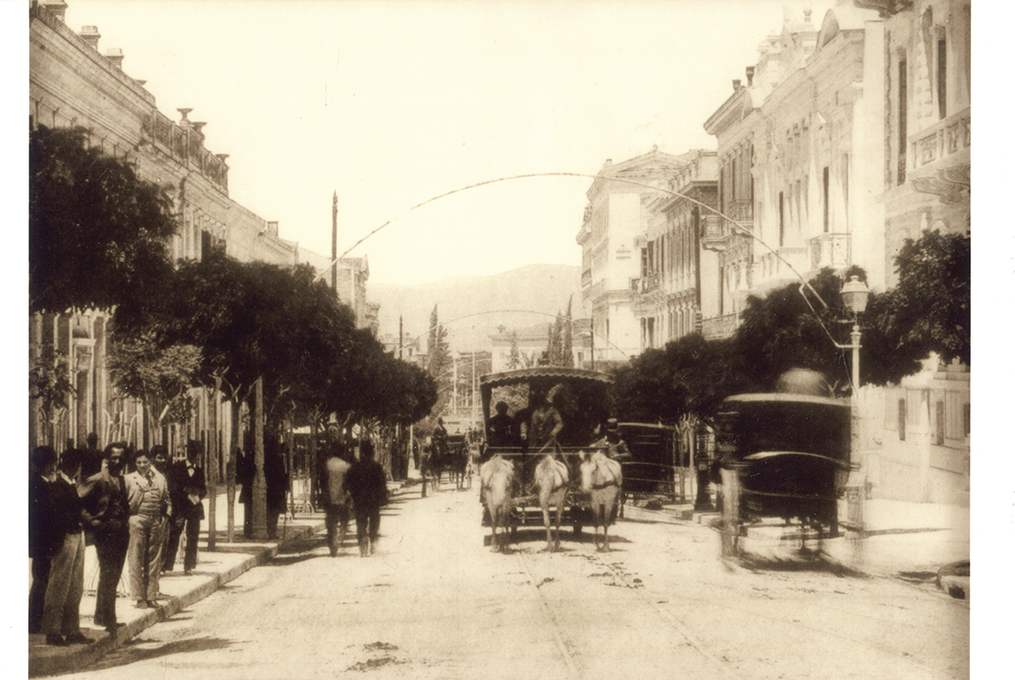 Φωτογραφία που απεικονίζει ιππήλατο τραμ και άμαξες σε κεντρικό δρόμο των Αθηνών, πιθανότατα στις αρχές του 20ου αι.