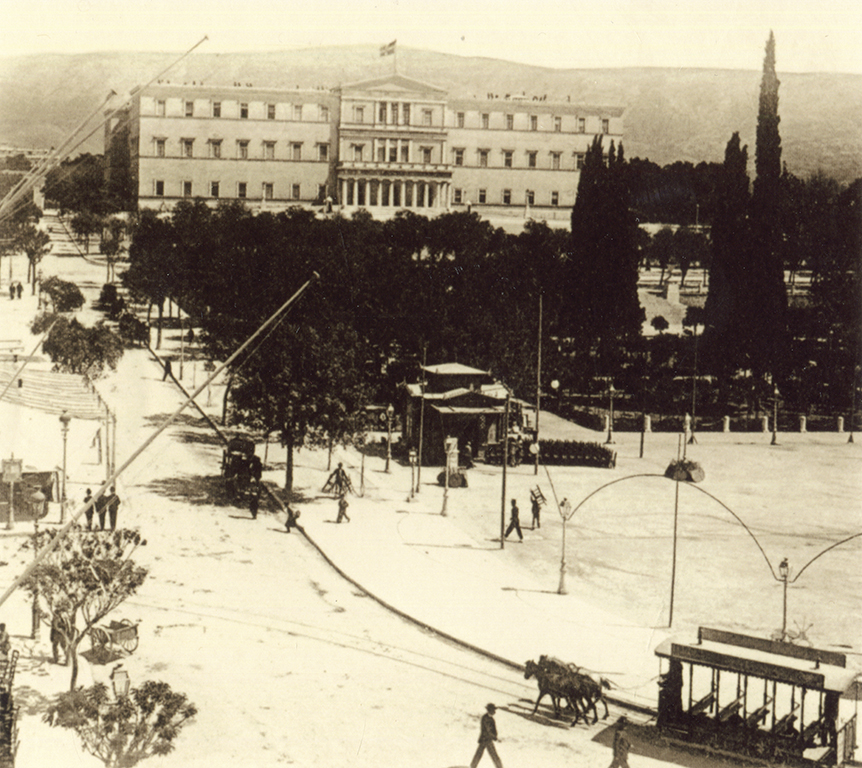 Φωτογραφία που απεικονίζει ένα ιππήλατο τραμ στην πλατεία Συντάγματος των Αθηνών, στα τέλη του 19ου αι.