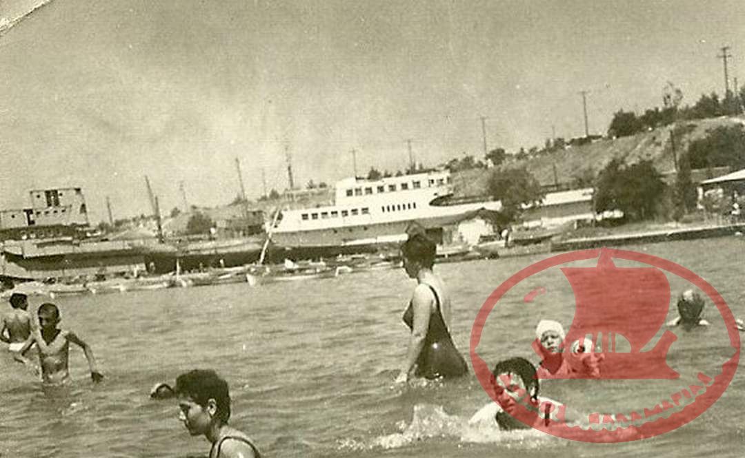 Αρετσού. Κάτοικοι κάνουν τα μπάνια τους στην ακρογιαλιά του Κατριλί
και κοντά στο Ναυπηγείο του Μάστρο Μήτσου, από την μεριά που ήταν τα παραθαλάσσια κέντρα