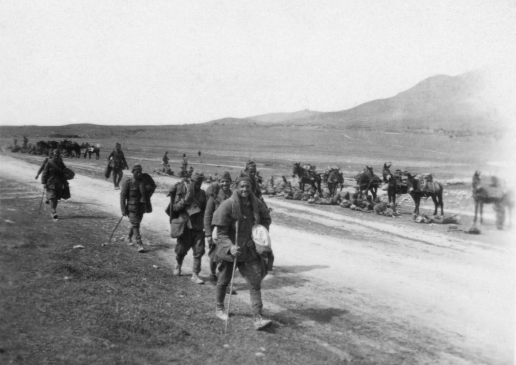 Περιοχή Σερρών, 10 Απριλίου 1941. Στιγμιότυπο από την αποχώρηση Ελλήνων στρατιωτών από το Οχυρό Παλιουριώνες μετά την παράδοσή του