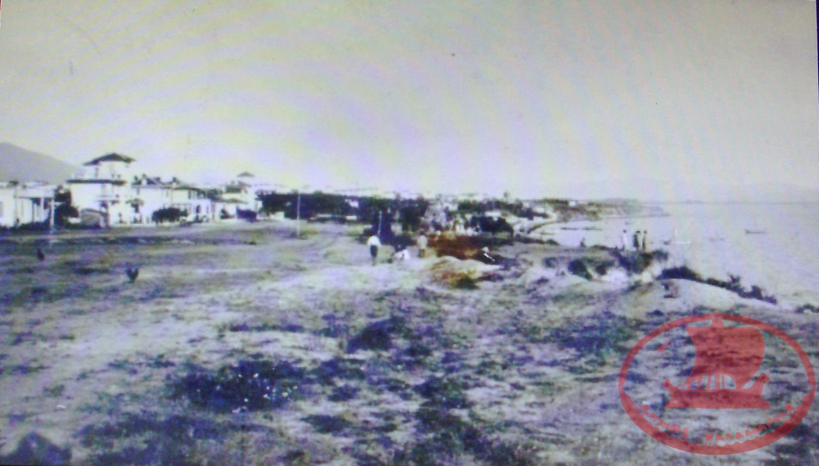 Αρετσού. Οι παραθαλάσσιες βίλες στην παραλιακή με τον χωματόδρομο μετέπειτα Νικολάου Πλαστήρα και η παραλία μέχρι τη Νέα Κρήνη