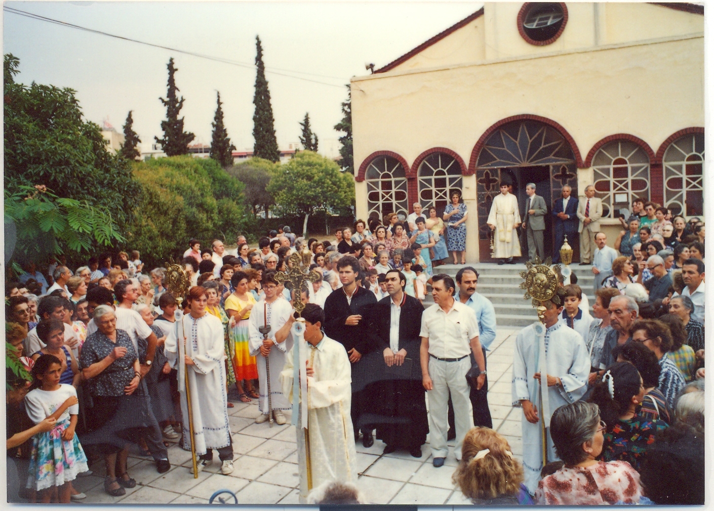 Μεταφορά ιερών εικόνων και σκευών από τον παλιό στο νέο υπόγειο Ναό κατά τα θυρανοίξιά του.