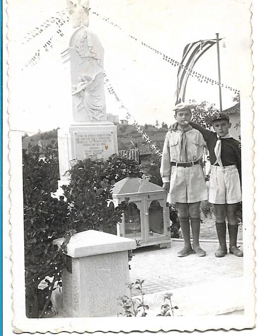 Πρόσκοποι φωτογραφίζονται μπροστά σε μνημείο του Ασκού Βόλβης